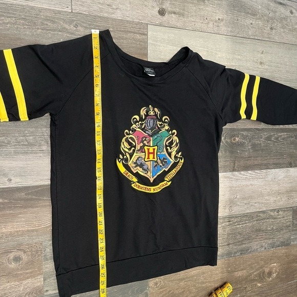 The Wizarding World of Harry Potter Hogwarts embordiery sweatshirt sz medium. - Picture 6 of 6
